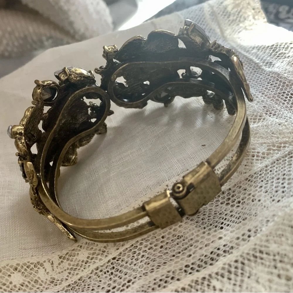 Elegant Antiqued Gold & Rhinestone Floral Clasp Bracelet Women’s Jewelry - Picture 8 of 11
